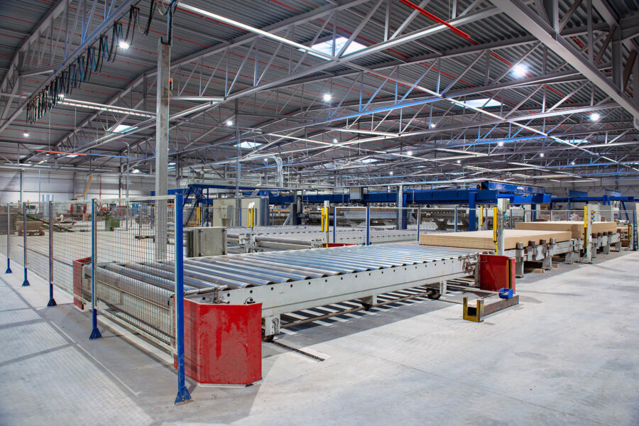 DCS0150-clean Productiehal van Multiform met zaaginstallatie en afvoer