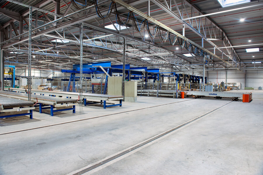 Productiehal van Multiform met zaaglijn