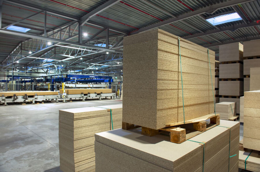 Gestapelde platen op pallets in de productiehal