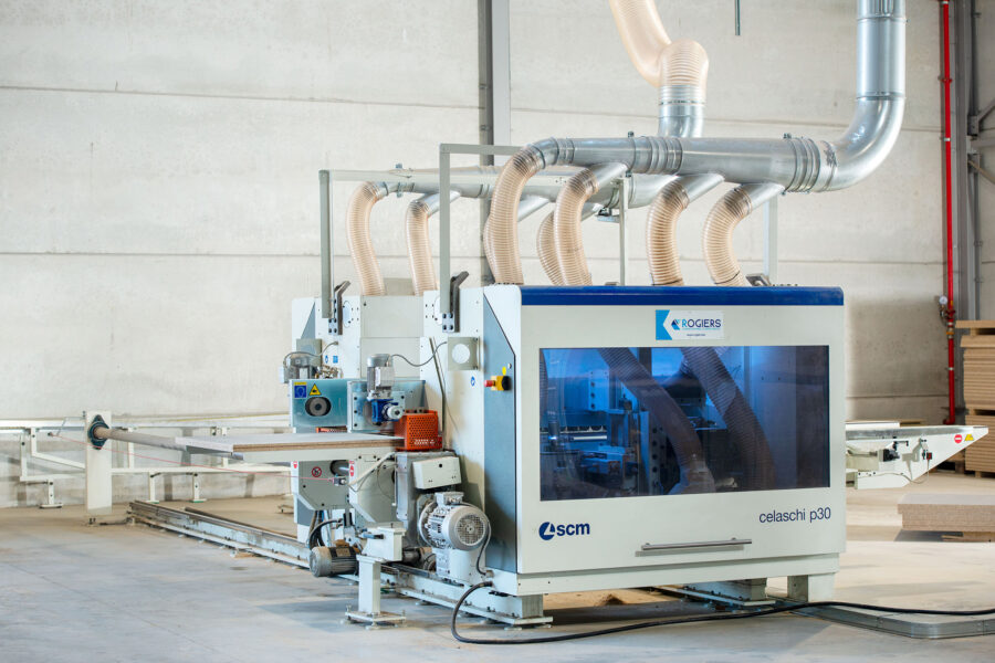 Afwerkingsmachine met stofafzuiging in de productiehal van Multiform