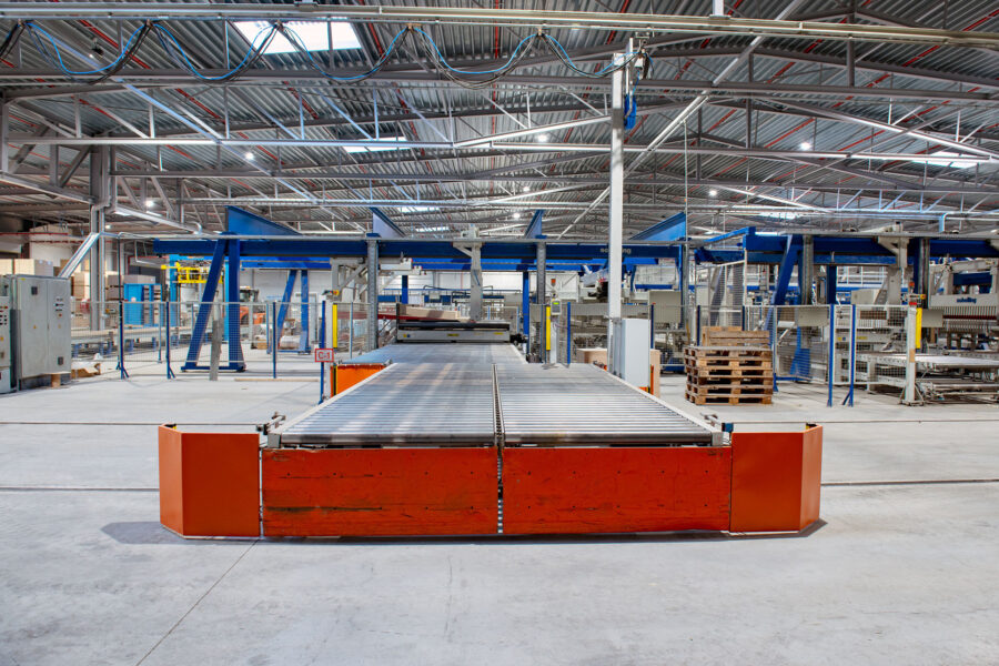 Productiehal van Multiform met oranje afvoertafel